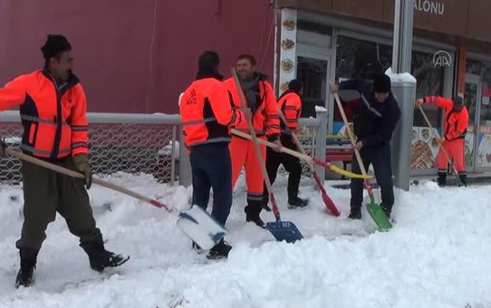 Çukurca Belediyesinin karla mücadelesi devam ediyor