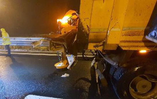 KAR KÜREME ARACINA ÇARPAN OTOMOBİLİN SÜRÜCÜSÜ ÖLDÜ