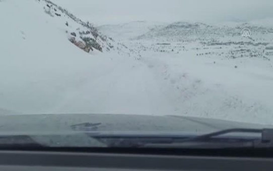 DİYARBAKIR - Yolu kardan kapanan mahallede doğum yapan kadın ve bebeği için seferber oldular