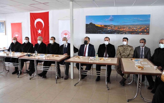 Kars'ta 31 çiftçiye 2 bin 884 koyun verildi