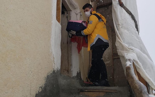 Hastalanan Rabia bebeğe 5 saatlik çalışmayla ulaşıldı