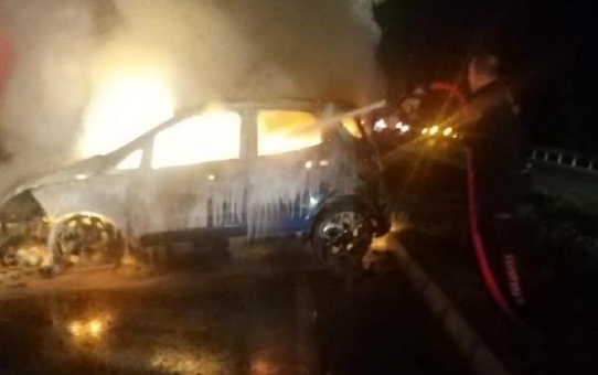 Söke'de refüje çarpan otomobilde yangın çıktı