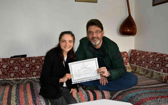 Başkan İşlek'ten lise diplomasını alan engelli kıza üniversite eğitim masraflarını karşılama sözü