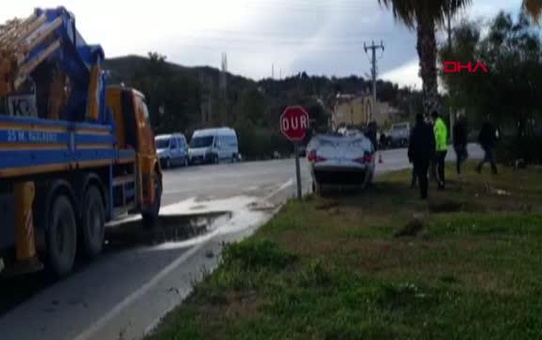 ÇARPIŞAN OTOMOBİLLERDEN BİRİ SAVRULUP, DURAKTAKİ KADINI YARALADI