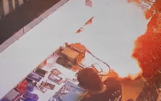 Cep telefonunun bataryası öyle patladı ki, duyanlar bomba atıldı sandı!
