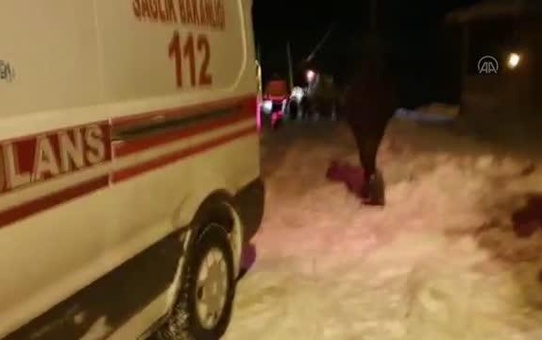 Ekipler kardan yolu kapanan köydeki tansiyon hastası için seferber oldu