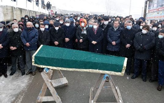 Karadenizli ünlü müzisyen Sait Uçar'ın cenazesinde büyük ihmal! Tabutun konulduğu tahta sehpa tepki topladı