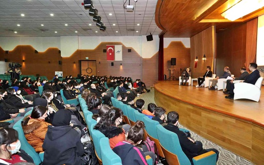Sultangazili gençlerle iletişimin incelikleri üzerine keyifli sohbet
