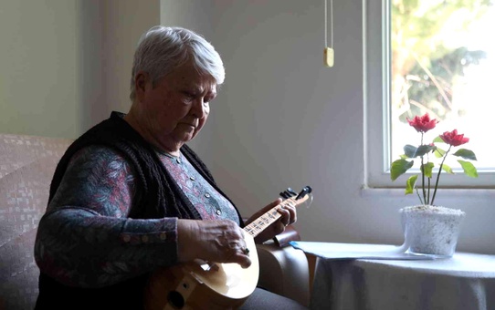 79 yaşında bağlama çalmayı öğrendi