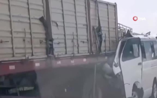 Bolivya'da otobüs kamyonla çarpıştı: 8 ölü
