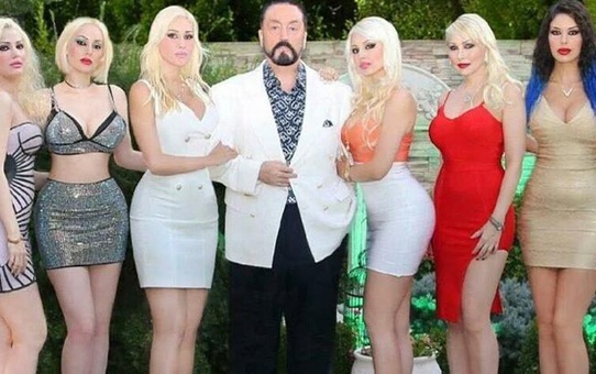 Adnan Oktar'ın eski kedicikleriydi! İngiliz basınına konuştular: İstismar edildik, hapsedildik, anestezisiz ameliyata bile zorlandık!