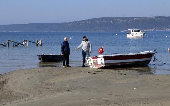 ÇANAKKALE'DE DENİZ ÇEKİLDİ, TEKNELER KARAYA OTURDU