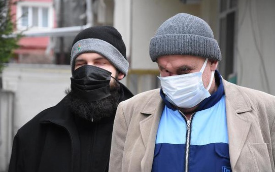 Baba oğula tek göz yetiyor! Hiç görmeyen hafız oğlunu tek gözüyle camiye götürüyor