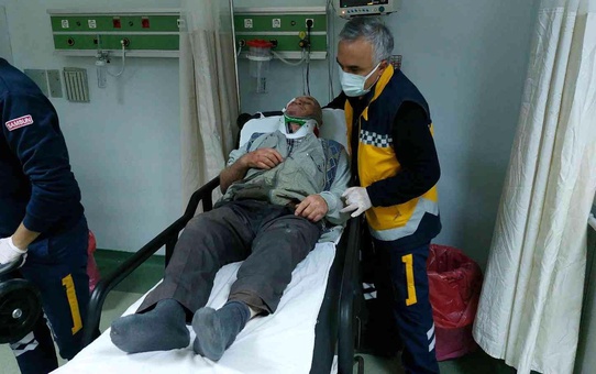 Son dakika haber... Çıktığı ahşap merdiven kırılınca hastanelik oldu