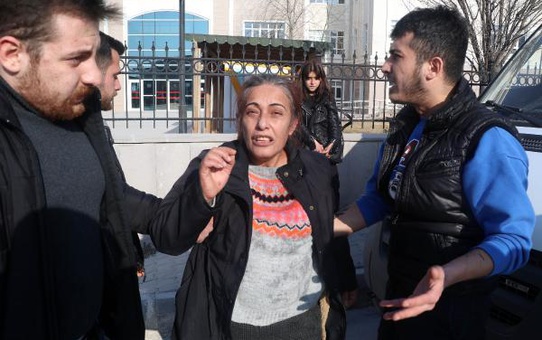 MAHKEME BERAAT VE TAHLİYE VERDİ, ÖLEN GENCİN ANNESİ FENALAŞTI