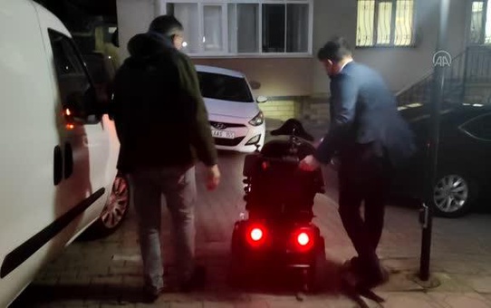 Ümraniye'de akülü sandalyesi çalınan kişiye yeni aracı teslim edildi