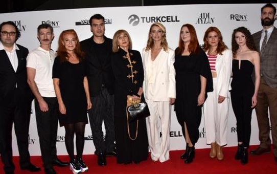 Merakla Beklenen 'Adı Aylin' Oyununa Ünlü İsimlerden Büyük İlgi