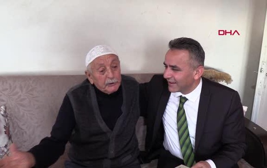 GEÇEN YIL EŞİ VEFAT EDEN YAŞLI ADAMA FOTOĞRAF JESTİ