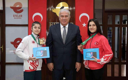 Başkan Atay'dan başarılı sporculara tablet hediyesi