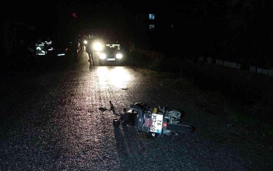 Motosiklet sürücüsü kask sayesinde hayata tutundu