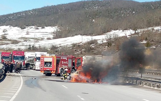 Samsun'da tırla çarpışıp alev alan otomobildeki 2 kişi yaralandı