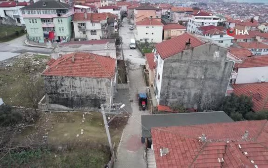 Vatandaşlar çatlayan binalarda korku içinde yaşıyor