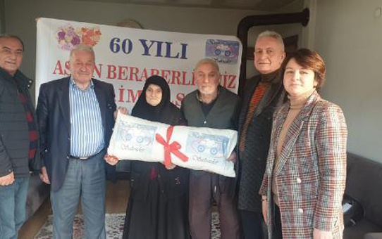 Rize'de evlilikte 60 yılını dolduran çiftlere yastık hediyesi