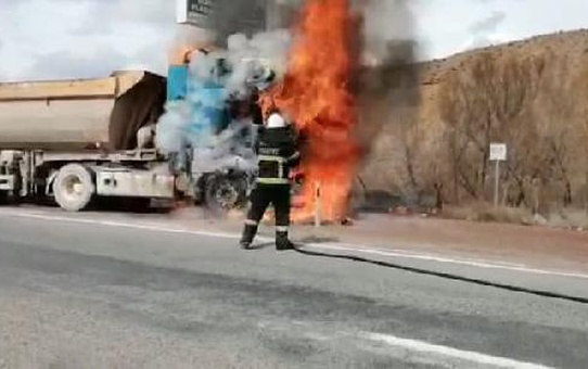 SEYİR HALİNDEKİ TIR ALEV ALDI, SÜRÜCÜ CANINI SON ANDA KURTARDI