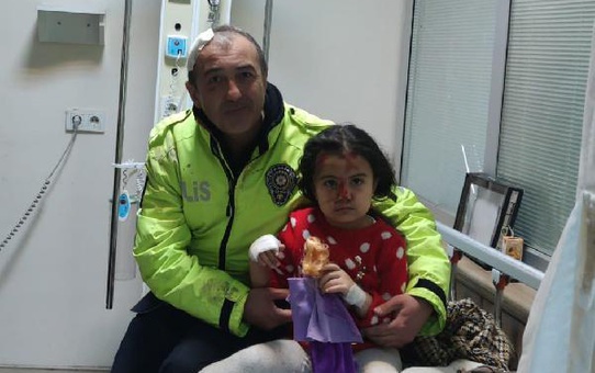 Son dakika haber: POLİS MEMURU, AYSİMA'YI OTOMOBİLİN ALTINDA KALMAKTAN KURTARDI, KENDİSİ YARALANDI