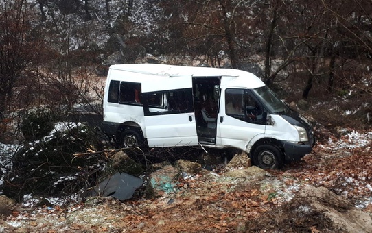 Öğrenci servisi şarampole devrildi: 10 yaralı
