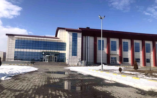 Kafkas Üniversitesi Olimpik Yüzme Havuzu'nun durumu içler acısı