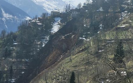 Trabzon'da heyelan; 2 katlı bina boşaltıldı (2)