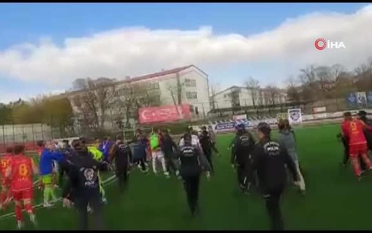 Maçın bitiş düdüğünün ardından saha bir anda karıştı