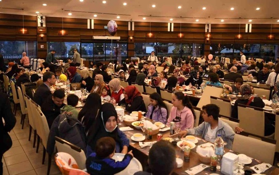 Kartepe'de çocuklar iftar sofrasında buluştu