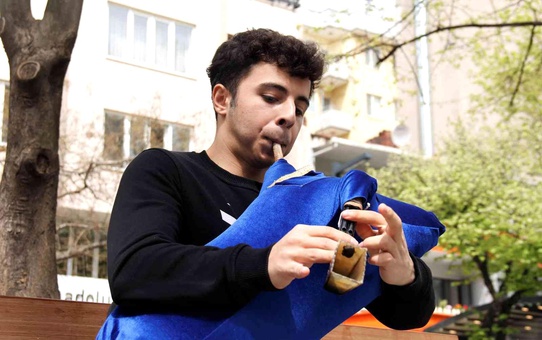 Nefesiyle okul harçlığını çıkartıyor