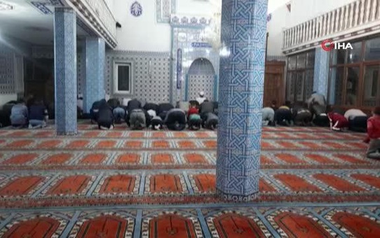 İkram dolabı sayesinde çocuklar camiye koşarak geliyor