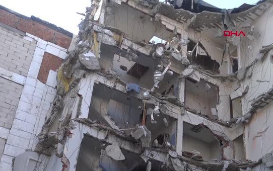 AVCILAR'DA YIKIMLA BAŞLAYAN ZORUNLU TAHLİYE