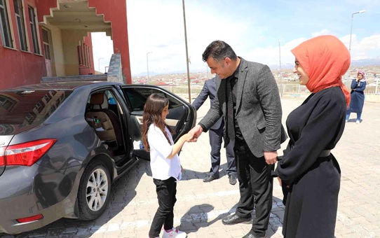 Ağrılı öğrenciler İl Milli Eğitim Müdürünün makam aracıyla okuluna gitti