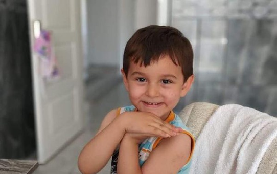 Okulda çalışan annesinin yanına gitmek isteyen küçük Melih, kamyonun altında kaldı