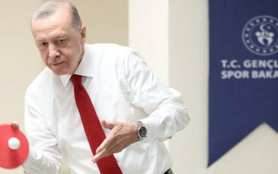 Erdoğan öğrencilerle masa tenisi oynadı: Raketi tutuşu dikkat çekti
