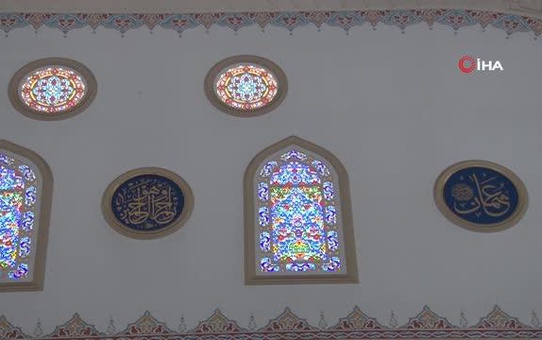 Camilere nakış nakış ayet işliyor