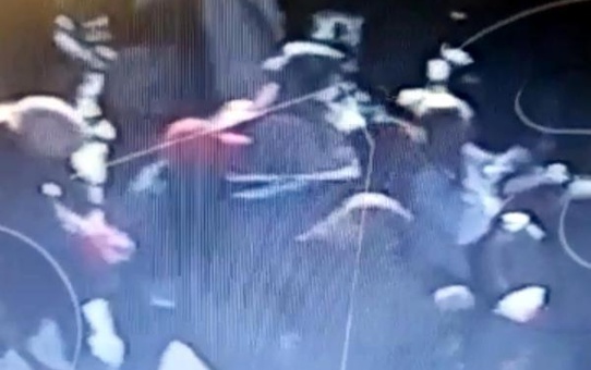 Husumetlisini arkasından yaklaşıp boynundan bıçakladı