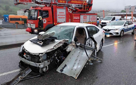 Son Dakika | Ağaca çarparak hurdaya dönen otomobilden yaralı çıktılar