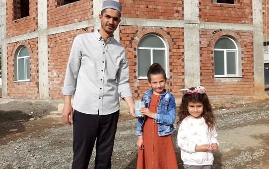 Kumbaralarında biriktirdikleri bisiklet paralarını inşaatı devam eden camiye bağışladılar