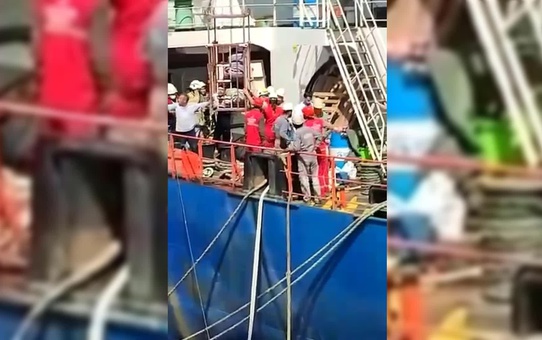 Tuzla Tersanesinde Zehirlenen İşçilerin Vinçle Ambulansa Taşınması Tepki Çekti