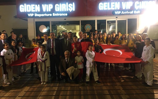 Brezilya'da altın madalya kazanan tekvandocu Merve Yazıcı, Samsun'da çiçeklerle karşılandı
