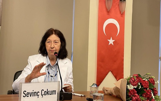 Yazar Sevinç Çokum, Türk Edebiyat Vakfı'nda okurlarıyla bir araya geldi