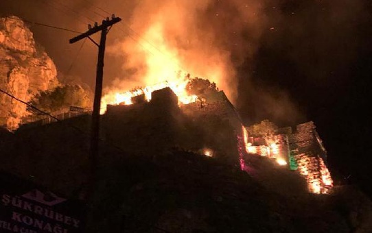 AMASYA'DA KIZLAR SARAYI'NDA TARİHİ KAFETERYA YANDI, 3 BİNADA HASAR OLUŞTU