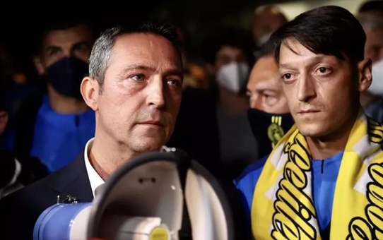 Mesut Özil'in menajeri İngiliz basınına açıklama yaptı: Kalmak istemesine rağmen gitti
