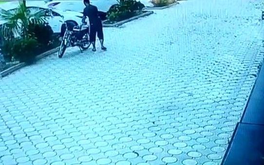 Park halindeki motosikleti sürükleyerek çaldı